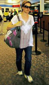 Preppie_Alicia_Silverstone_arrives_at_Bob_Hope_Airport_in_Burbank_4.jpg