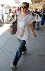 Preppie_Alicia_Silverstone_arrives_at_Bob_Hope_Airport_in_Burbank_8.jpg