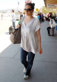 Preppie_Alicia_Silverstone_arrives_at_Bob_Hope_Airport_in_Burbank_9.jpg