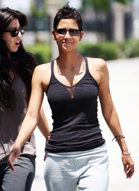 celebrity_paradise.com_TheElder_HalleBerry2010_06_05_DoesCharityinInglewood11.jpg