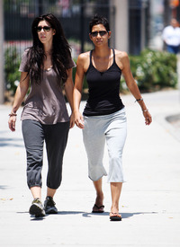 celebrity_paradise.com_TheElder_HalleBerry2010_06_05_DoesCharityinInglewood4.jpg