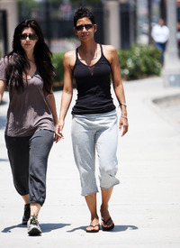 celebrity_paradise.com_TheElder_HalleBerry2010_06_05_DoesCharityinInglewood6.jpg