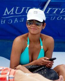 HalleBerryhitthebeachinMiami_31.jpg