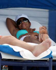 HalleBerryhitthebeachinMiami_22.jpg