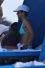 HalleBerryhitthebeachinMiami_26.jpg