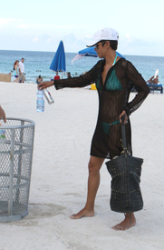 HalleBerryhitthebeachinMiami_17.jpg