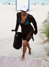 HalleBerryhitthebeachinMiami_29.jpg