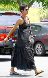 Halle Berry leaving Bristol Farms in Beverly Hills_14.jpg