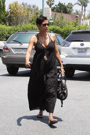 Halle Berry leaving Bristol Farms in Beverly Hills_22.jpg