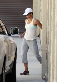 Halle Berry seen picking up her house blue prints from her storage facility in Studio City_02.jpg