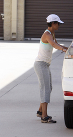 Halle Berry seen picking up her house blue prints from her storage facility in Studio City_08.jpg