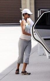 Halle Berry seen picking up her house blue prints from her storage facility in Studio City_09.jpg