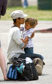 HalleBerrytakingarideataponyparkinLosAngeles_08.jpg