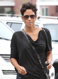 HalleBerryleavesElCieloInBeverlyHills26.6.2010_03.jpg