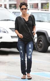 HalleBerryleavesElCieloInBeverlyHills26.6.2010_05.jpg