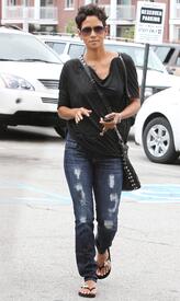 HalleBerryleavesElCieloInBeverlyHills26.6.2010_09.jpg