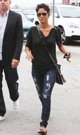 HalleBerryleavesElCieloInBeverlyHills26.6.2010_15.jpg