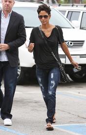 HalleBerryleavesElCieloInBeverlyHills26.6.2010_16.jpg