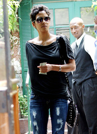 HalleBerryleavesElCieloInBeverlyHills26.6.2010_25.jpg