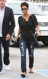 HalleBerryleavesElCieloInBeverlyHills26.6.2010_26.jpg