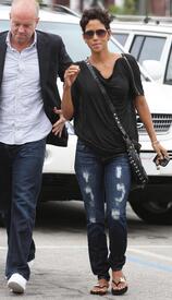 HalleBerryleavesElCieloInBeverlyHills26.6.2010_27.jpg