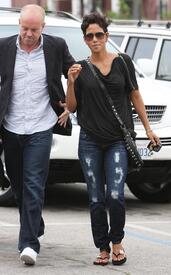 HalleBerryleavesElCieloInBeverlyHills26.6.2010_28.jpg