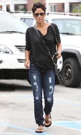 HalleBerryleavesElCieloInBeverlyHills26.6.2010_30.jpg