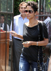 HalleBerryleavesElCieloInBeverlyHills26.6.2010_31.jpg