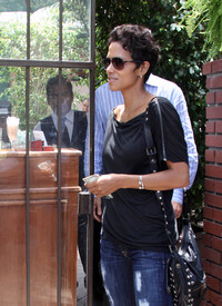 HalleBerryleavesElCieloInBeverlyHills26.6.2010_32.jpg