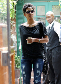 HalleBerryleavesElCieloInBeverlyHills26.6.2010_34.jpg