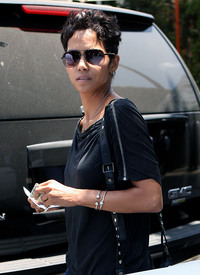 HalleBerryleavesElCieloInBeverlyHills26.6.2010_37.jpg