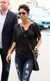 HalleBerryleavesElCieloInBeverlyHills26.6.2010_10.jpg