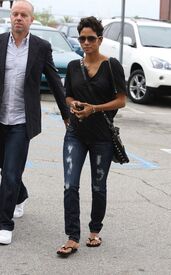 HalleBerryleavesElCieloInBeverlyHills26.6.2010_11.jpg