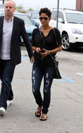 HalleBerryleavesElCieloInBeverlyHills26.6.2010_12.jpg