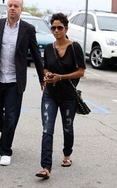 HalleBerryleavesElCieloInBeverlyHills26.6.2010_17.jpg