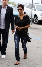 HalleBerryleavesElCieloInBeverlyHills26.6.2010_18.jpg