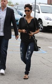 HalleBerryleavesElCieloInBeverlyHills26.6.2010_19.jpg