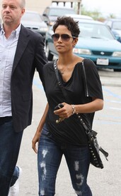 HalleBerryleavesElCieloInBeverlyHills26.6.2010_20.jpg