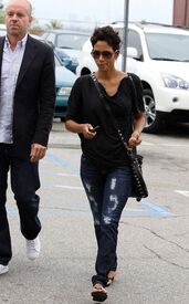 HalleBerryleavesElCieloInBeverlyHills26.6.2010_22.jpg