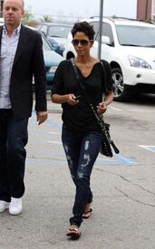 HalleBerryleavesElCieloInBeverlyHills26.6.2010_23.jpg