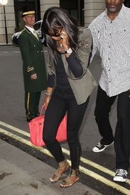 NaomiCampbelloutsideTheDorchesterHotelinLondon_01.jpg