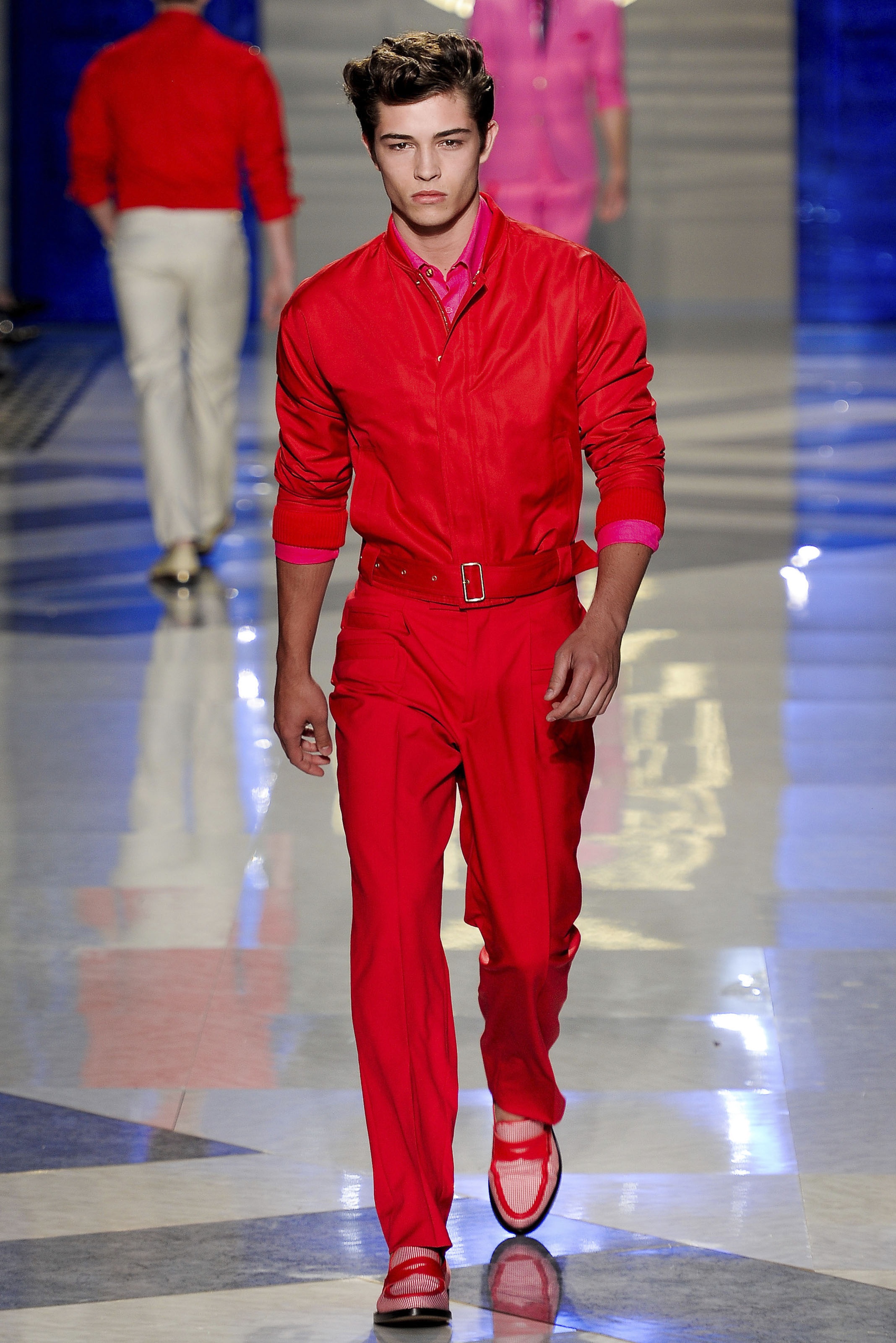 Красная мужская форма. Красный пиджак Версаче. Костюмы Версаче мужские подиум. Мужчина в Красном. Яркая одежда для мужчин.