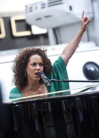 AliciaKeys_ABCsGoodMorningAmerica_NYC_280611_115.jpg