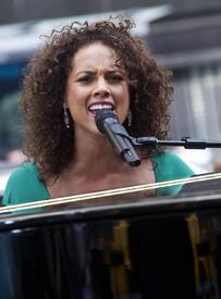 AliciaKeys_ABCsGoodMorningAmerica_NYC_280611_116.jpg