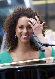 AliciaKeys_ABCsGoodMorningAmerica_NYC_280611_118.jpg