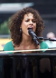 AliciaKeys_ABCsGoodMorningAmerica_NYC_280611_119.jpg