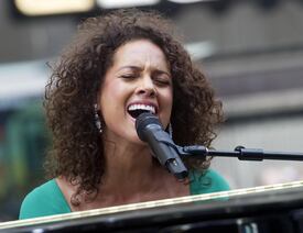 AliciaKeys_ABCsGoodMorningAmerica_NYC_280611_125.jpg