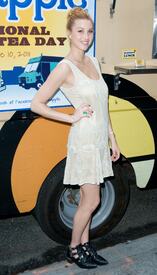 celebrity_paradise.com_TheElder_KCSWhitneyPort2011_06_10_celebrateNationalTeaDayNewYorkCity16.jpg