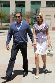 Paris_Hilton_walking_into_the_Van_Nuys_Courthouse_003.jpg