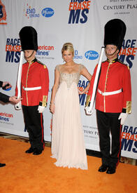 celebrity_paradise.comParisHilton_TheElder_22.jpg